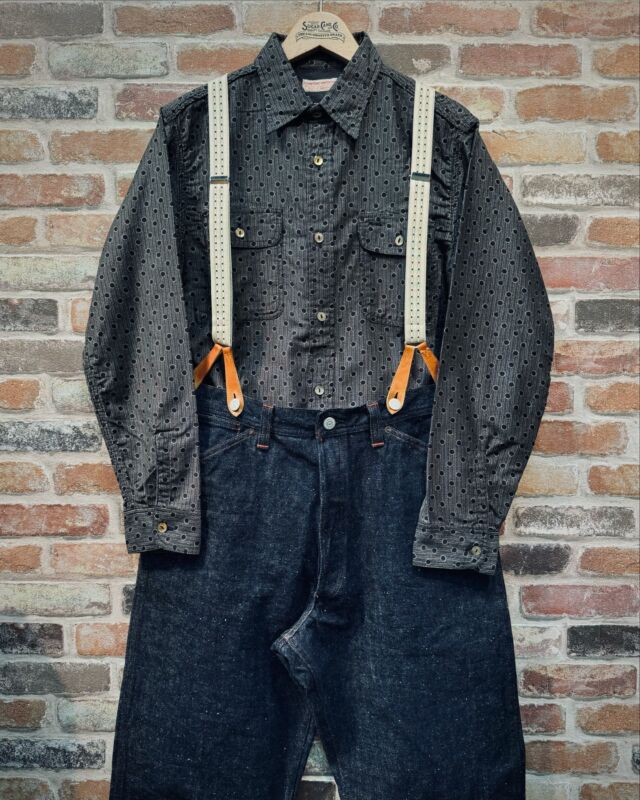 Lot No.SC43203
“13oz. AWA-AI DENIM PANTS”
These original pants, made from the original Sugar-cane fiber blended AWA-Al denim,are designed to be worn as a set with the SC13203 jacket. While pants from this era typically had only suspender buttons with no belt loops, this version is equipped with six belt loops. The fly is a one-piece design (ONEPIECE FLY) to prevent the crotch from tearing. Although the side seams are lap-fold stitching, meaning the selvedge is not visible, selvedge fabric can be seen inside the coin pocket.
 
#SugarCaneDenim #ToyoEnterprise #FictionRomance #OnePieceFly #MadeinJapan