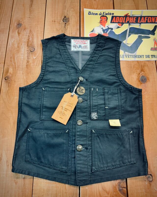 Lot No_SC15646
“9.5oz. PRINT MOLESKIN WORK VEST”
Work vest inspired by the 1930s-1940s French vintage. The cotton material has a distinctive texture that ages beautifully over time. The subtle striped pattern gives off a classic vibe. The front is equipped with change buttons, each engraved with six strong men, highlighting the durability of the product.
 
#SugarCaneDenim #ToyoEnterprise #FictionRomance #MadeinJapan