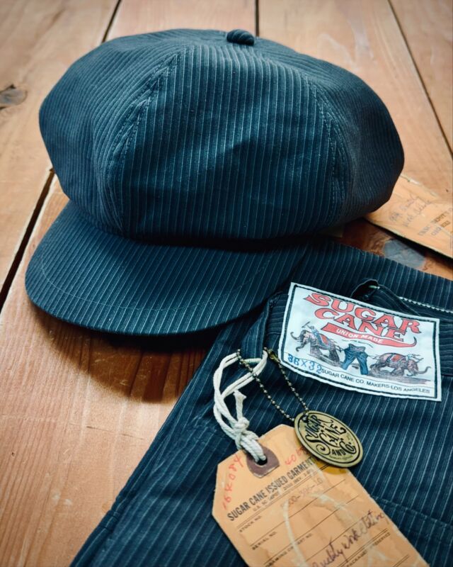 Lot No. SC02827
“9.5oz. PRINT MOLESKIN APPLEJACK CAP”
A twist was added to the Applejack Cap, a long-selling item, by using moleskin fabric featured in this season’s Fiction Romance label. It can be worn as a set with a work coat, vest, and work pants. 
 
Lot No.SC42458
“9.5oz. PRINT MOLESKIN WORK PANTS”
Work pants are made from moleskin fabric, which was widely used in French workwear for miners and factory workers, and are based on the Headlight style from the 1940s-1950s. The fabric has a suede-like texture with a high-density weave, offering a refined sheen.
 
#SugarCaneDenim #ToyoEnterprise #FictionRomance #MadeinJapan