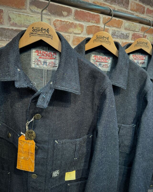 Lot No. SC15445
“FICTION ROMANCE 13.7oz. INDIGO NEP DENIM WORK COAT”
An original 13.7oz. indigo neppy denim featuring a warp yarn of ropedyed indigo and a weft yarn of grey with colored nep. The jacket is based on a 1930s headlight work coat, replete with meticulously crafted details like pre-war changeable buttons, a 3-in-1 pocket on the left chest, and adjustable cuffs, encapsulating the golden era specifications.
 
#SugarCaneDenim #ToyoEnterprise #FictionRomance #MadeinJapan