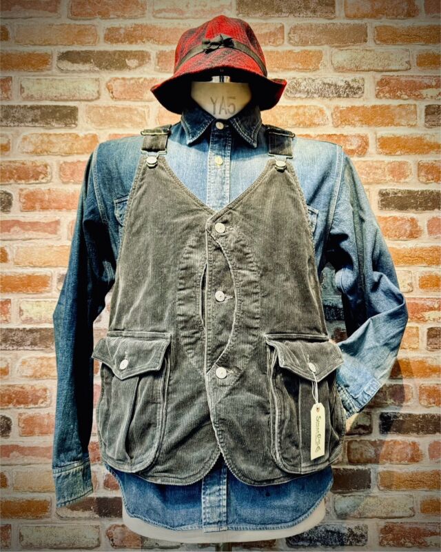 Lot No. SC15649
“PIGMENT DYED 9W CORDUROY ADJUSTABLE HUNTING VEST”
A hunting vest made from pigment-processed corduroy fabric, known for its functional design with large interior pockets, a game pocket on the back, and double-structured pockets on the waist. This ADD HUMAN LABOR label item is adjustable at the waist with a belt to modify the length.
 
#SugarCaneDenim #ToyoEnterprise #AddHumanLabor #MadeinJapan