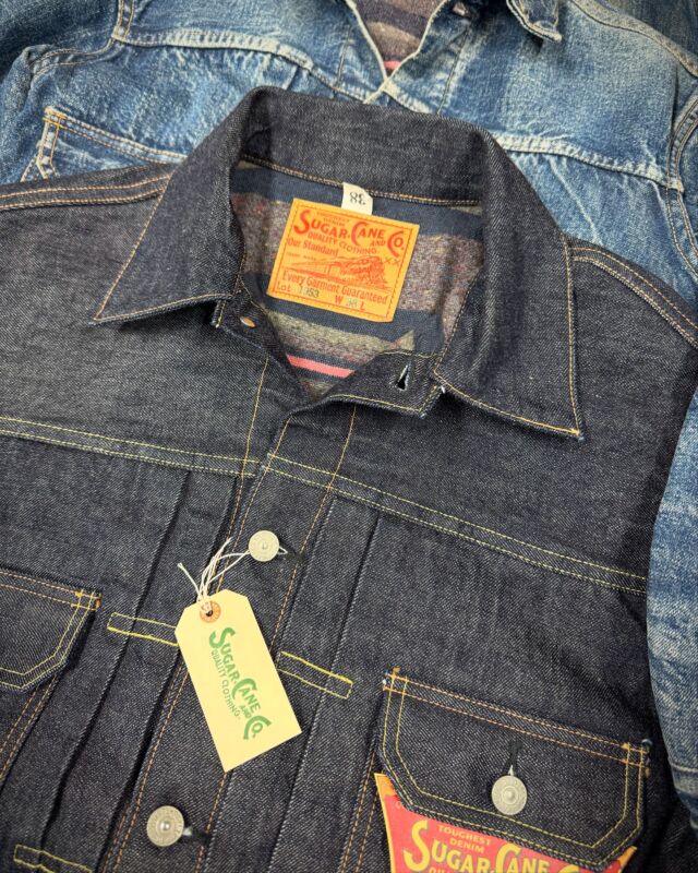 Lot No. SC15210
“14.25oz. DENIM BLANKET LINED JACKET”
With-lining version of the 1953 denim jacket. The blanket lining is a complete duplication of vintage, made of 60% recycle wool, 28% cotton and 12% rayon, which will be expected to age nicely along with the denim used for the shell.
 
#SugarCaneDenim #ToyoEnterprise #Sc15210 #MadeinJapan
